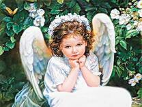 Милый маленький ангелочек среди цветов