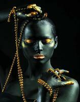 Без бренда «Девушка в черно-золотом макияже» в Ярославле в интернет-магазине  Без бренда «Девушка в черно-золотом макияже» в Ярославле