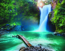 Солнечный луч над водопадом